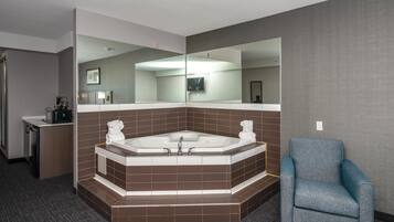 Premium Studio Suite, 1 King Bed, Jetted Tub (Coast Premium King Suite with Jetted Tub) | Literie de qualité, couette en duvet, bureau, rideaux d’obscurcissement