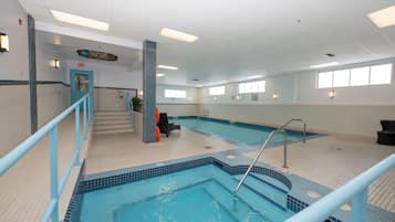 Una piscina cubierta