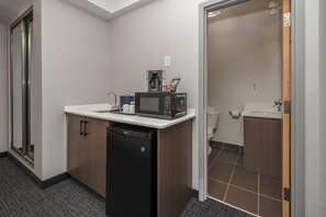 Premium Studio Suite, 1 King Bed, Jetted Tub (Coast Premium King Suite with Jetted Tub) | SÀngtillbehör av högsta kvalitet, duntÀcken och skrivbord