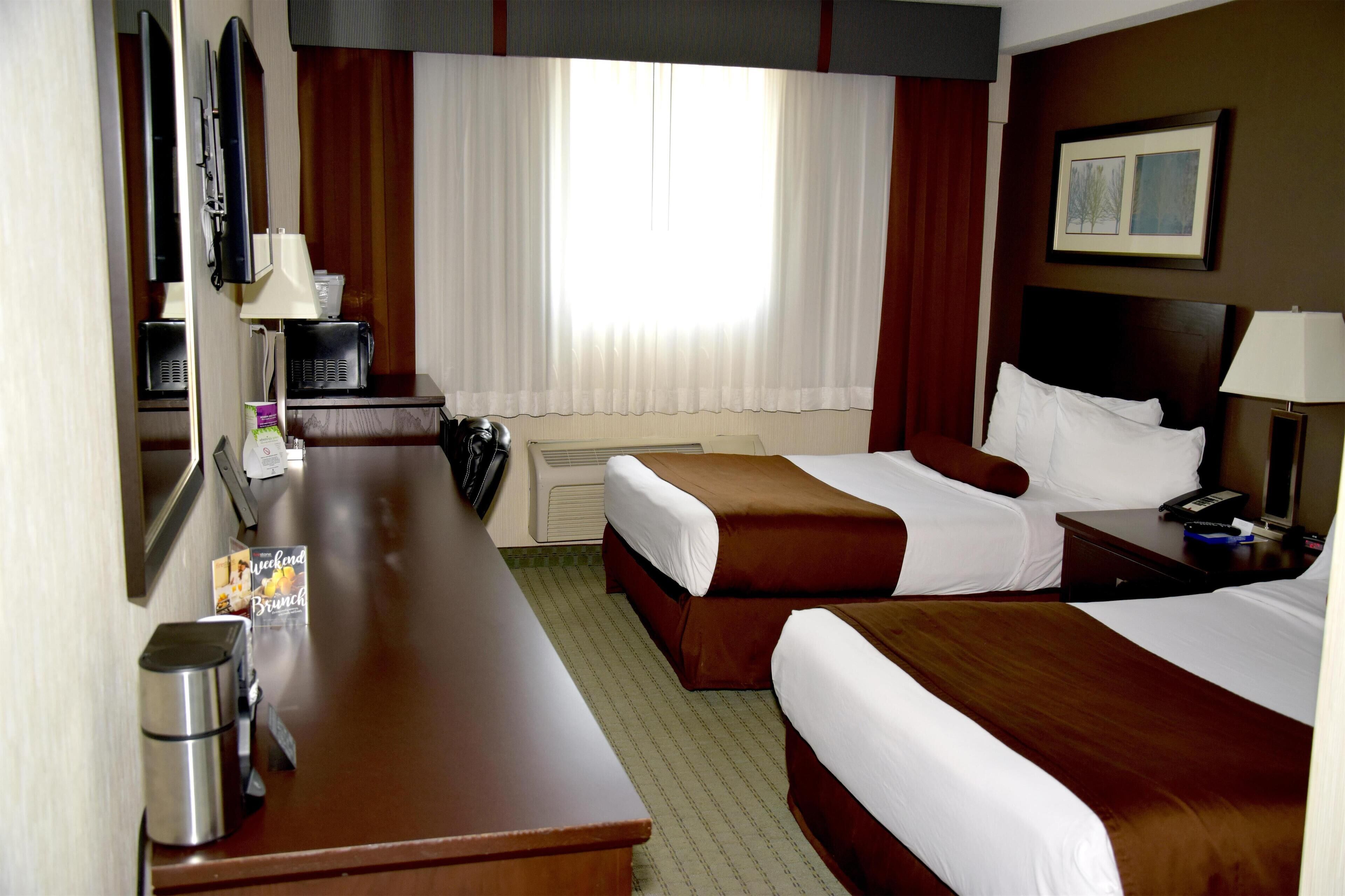 Dobbeltrom – comfort, 2 dobbeltsenger (Coast Two Doubles) | Sengetøy av topp kvalitet, dundyner, skrivebord og blendingsgardiner