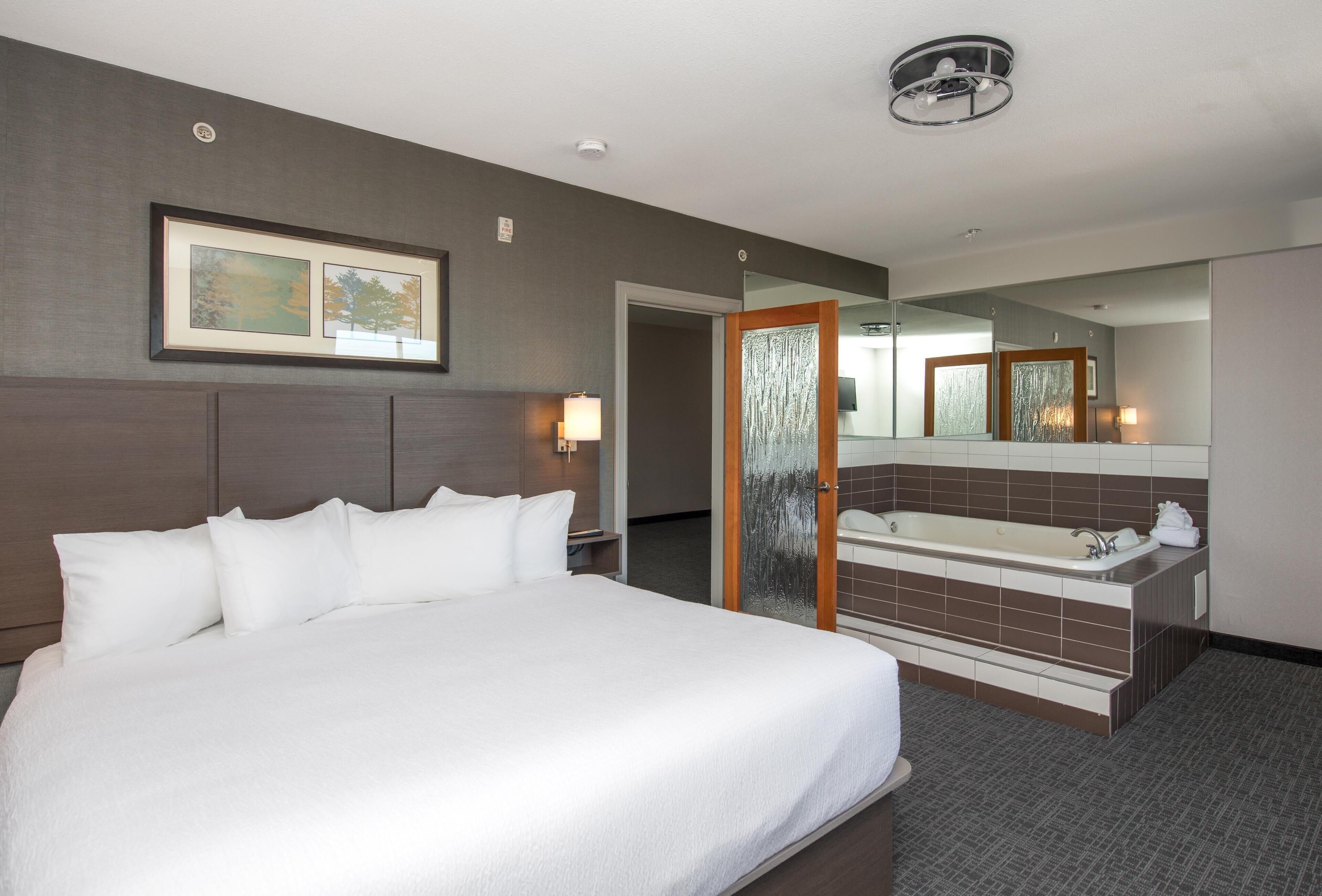 Suite Premium, 1 cama de matrimonio grande, bañera de hidromasaje | Ropa de cama de alta calidad, edredones de plumas, escritorio