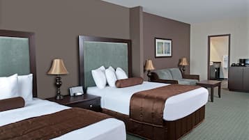 特級客房, 2 張加大雙人床 (Coast Two Queens with Sofa Bed) | 高級寢具、羽絨被、書桌、遮光窗簾/窗簾