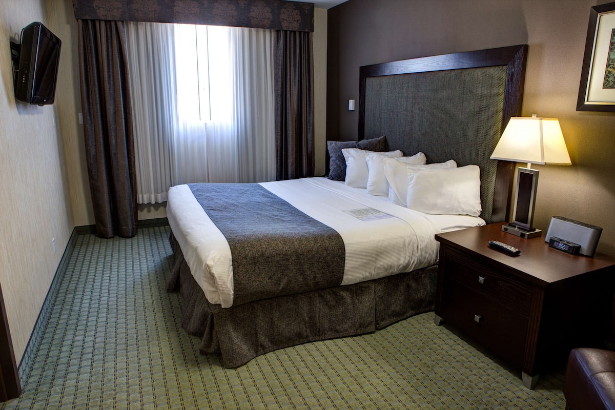 Premium Suite, 1 King Bed (Coast Premium King Junior Suite)