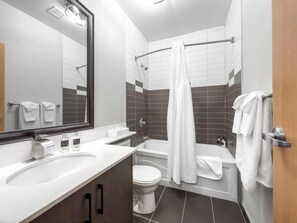 Premium Suite, 1 King Bed (Coast Premium King Suite) | Bathroom - Coast Lethbridge Hotel & Conference Centre (Lethbridge)