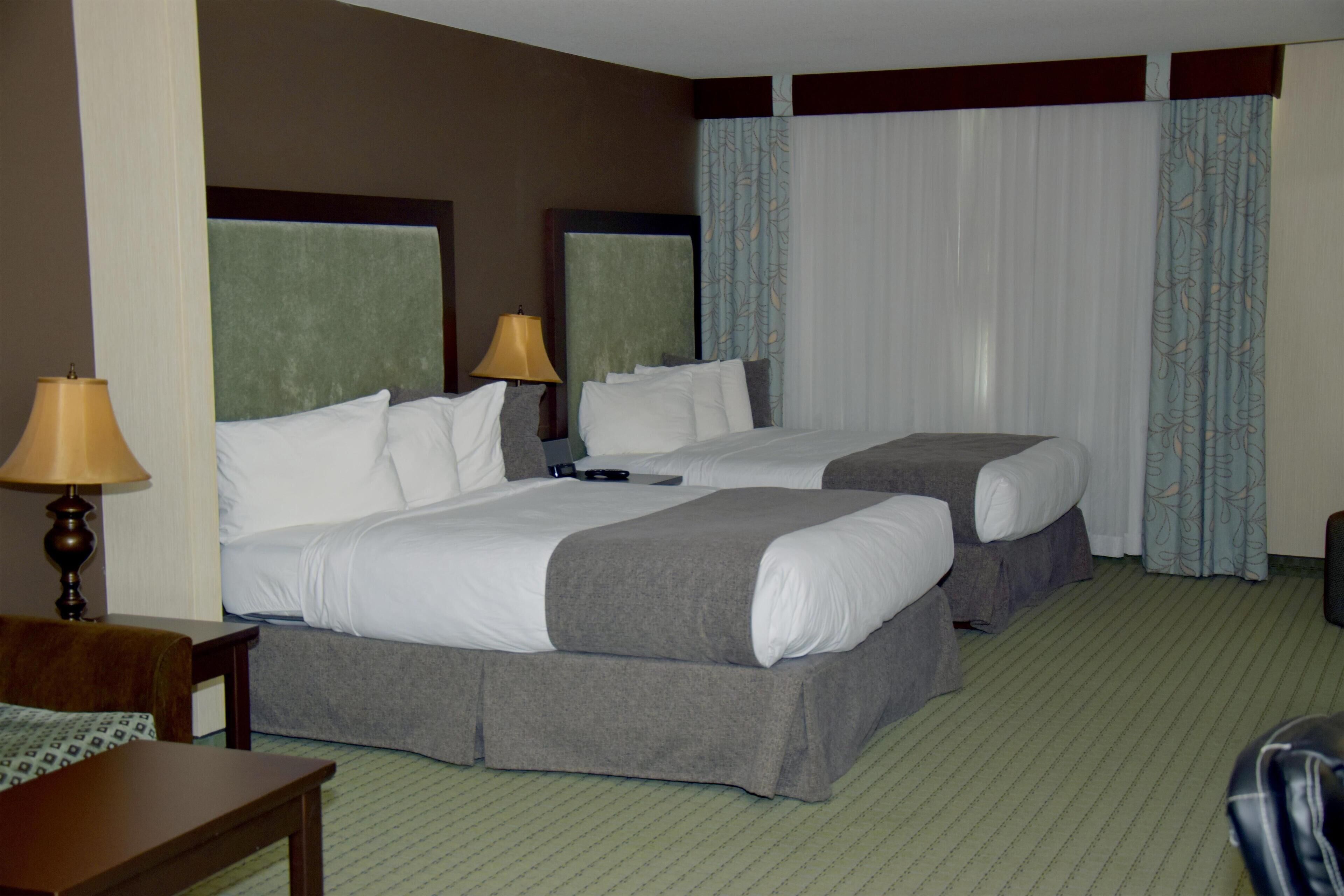 Rom – premium, 2 queensize-senger (Coast Two Queens with Sofa Bed) | Sengetøy av topp kvalitet, dundyner, skrivebord og blendingsgardiner