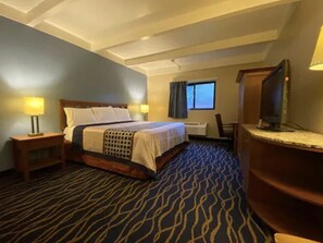 Desk, blackout drapes, free WiFi, bed sheets - Economy Inn North Randall (North Randall)