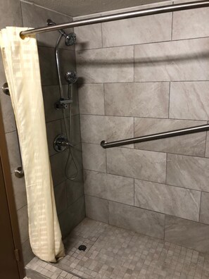 Combined shower/tub, towels, soap, shampoo - Economy Inn North Randall (North Randall)