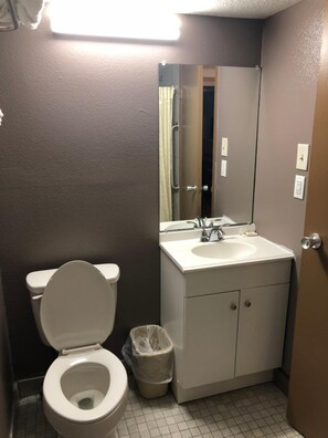 Combined shower/tub, towels, soap, shampoo - Economy Inn North Randall (North Randall)