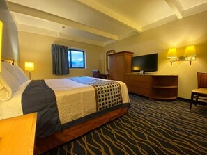 Signature Suite, 1 King Bed, Non Smoking | Desk, blackout drapes, free WiFi, bed sheets