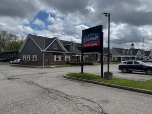 Front of property - Economy Inn North Randall (North Randall)