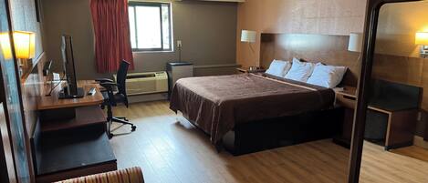 Escritorio, cortinas blackout, wifi gratis y ropa de cama