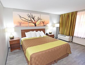 Room, 1 King Bed, Pool View, Courtyard Area (NonSmoking) | Desk, iron/ironing board, free WiFi, bed sheets