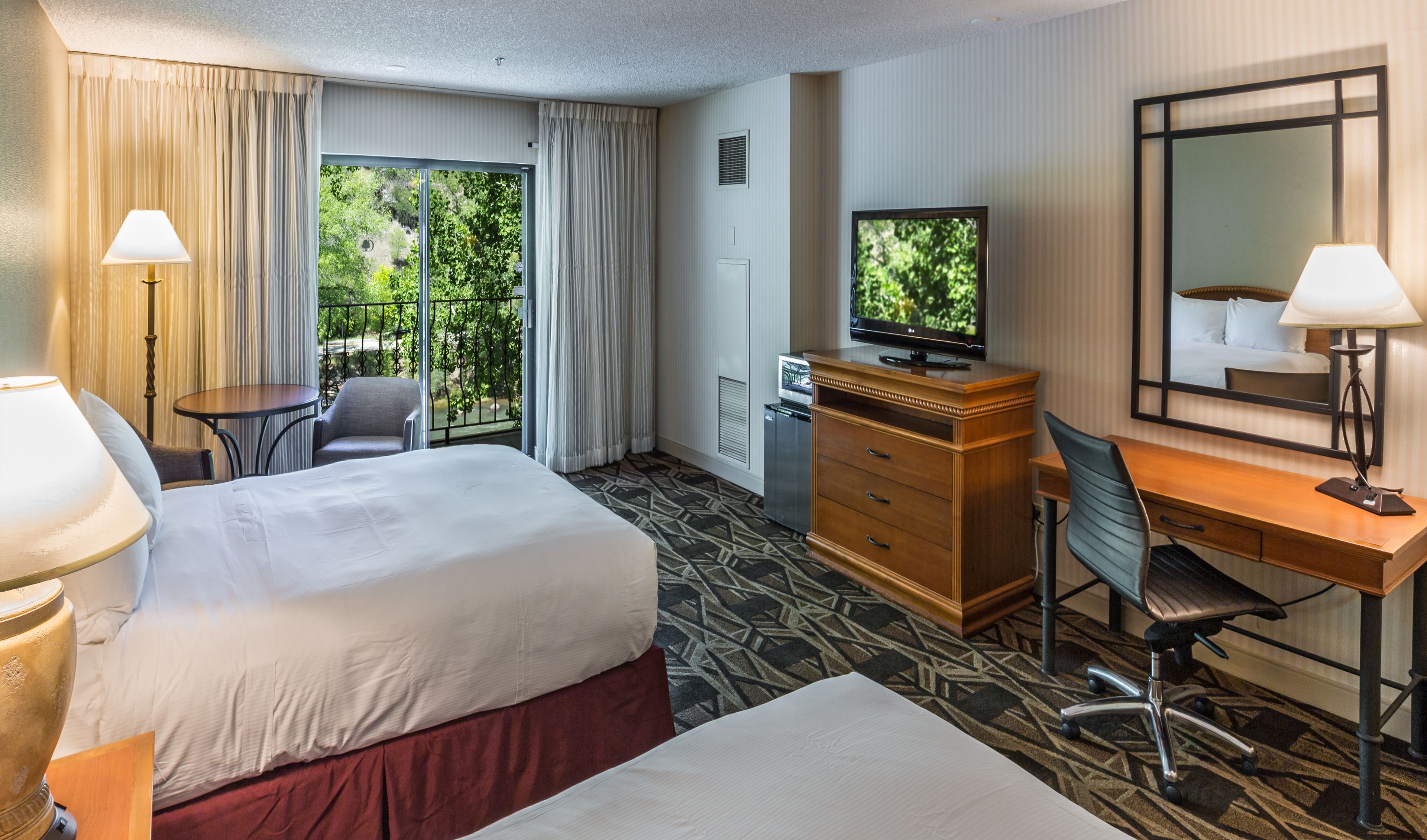 Ofnæmisprófaður sængurfatnaður, rúm með „pillowtop“-dýnum, skrifborð