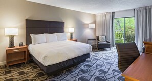 Cama matrimonial grande, vistas al río | Ropa de cama hipoalergénica y colchones con acolchado adicional