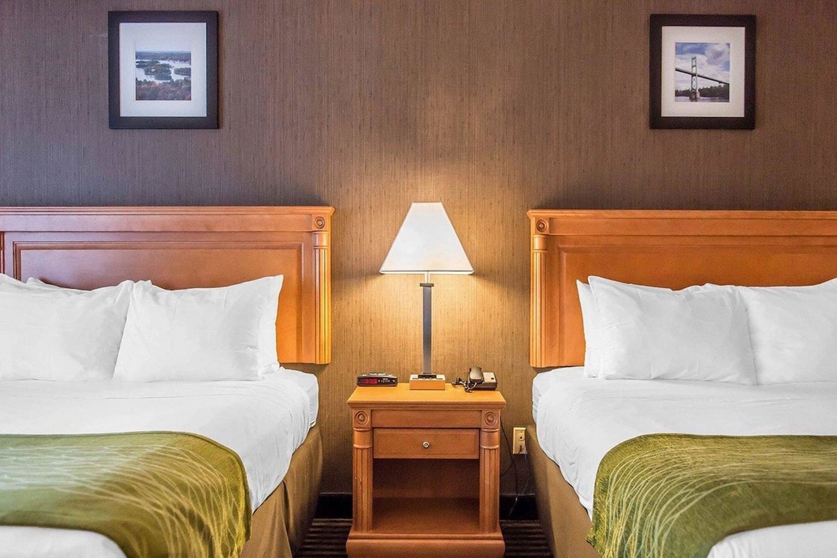 Bäddmadrasser, skrivbord, mörkläggningsgardiner och strykjärn/strykbräda