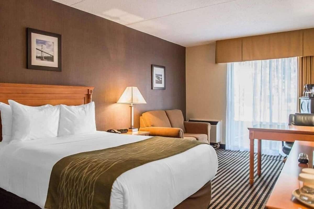 Bäddmadrasser, skrivbord, mörkläggningsgardiner och strykjärn/strykbräda