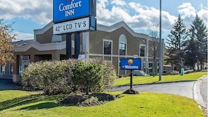 A Comfort Inn hotel with a large sign indicating 42" LCD TVs. - Comfort Inn Brockville (Brockville)