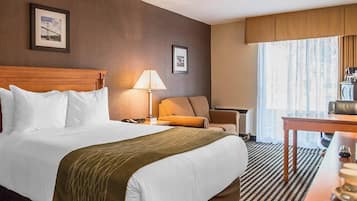 Surmatelas, bureau, rideaux occultants, fer et planche à repasser