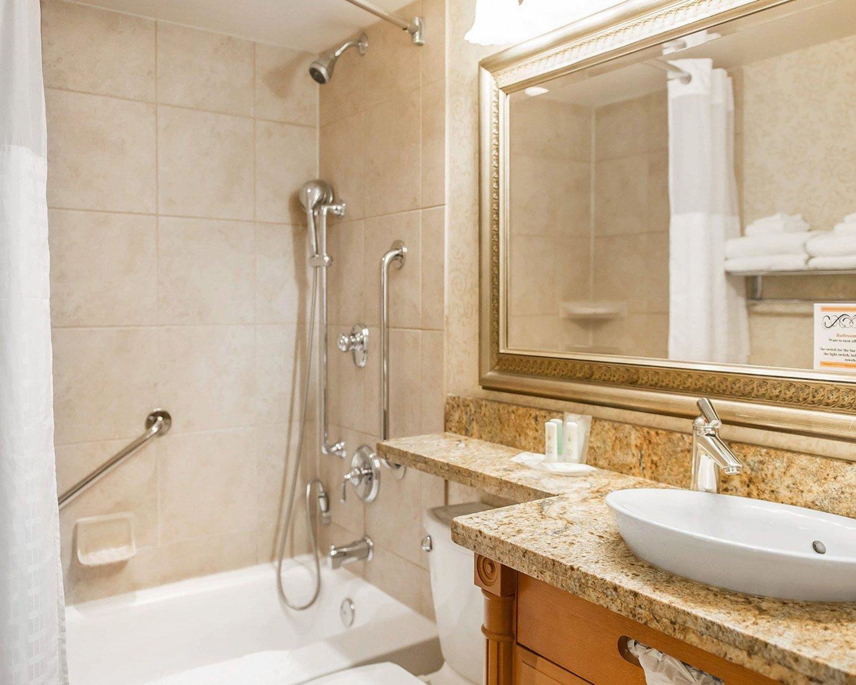 combined shower/bathtub, hair dryer, towels