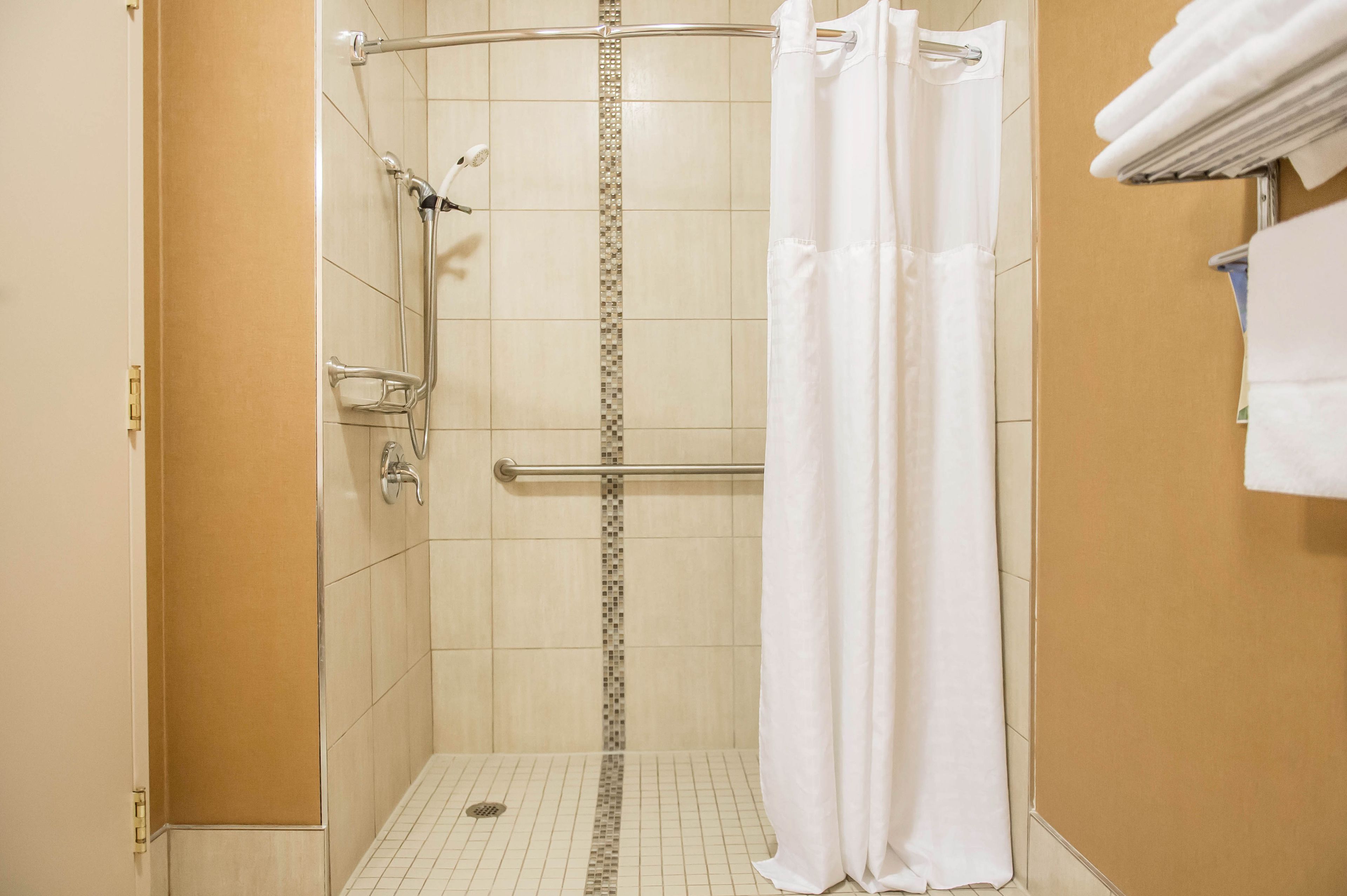 combined shower/bathtub, hair dryer, towels
