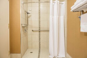 Combined shower/bathtub, hair dryer, towels - Comfort Inn Brockville (Brockville)