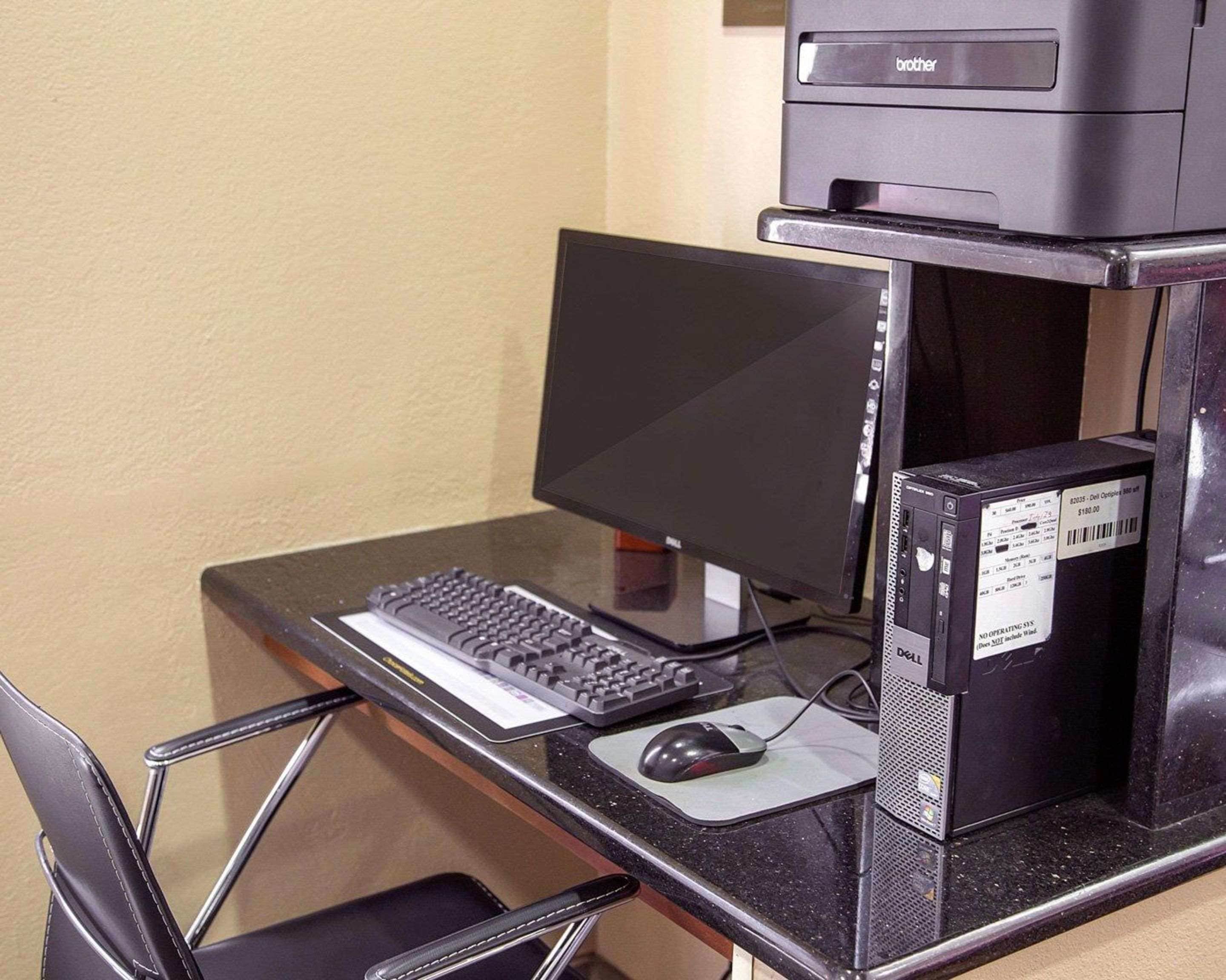 Un bureau d’ordinateur équipé d’un ordinateur de bureau, d’un clavier, d’un écran et d’une souris.