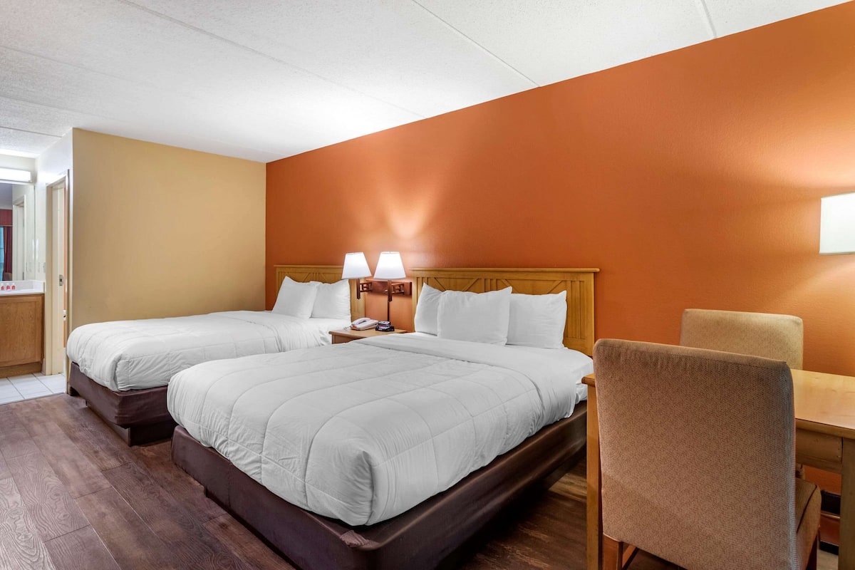 Premium bedding, desk, iron/ironing board, free WiFi