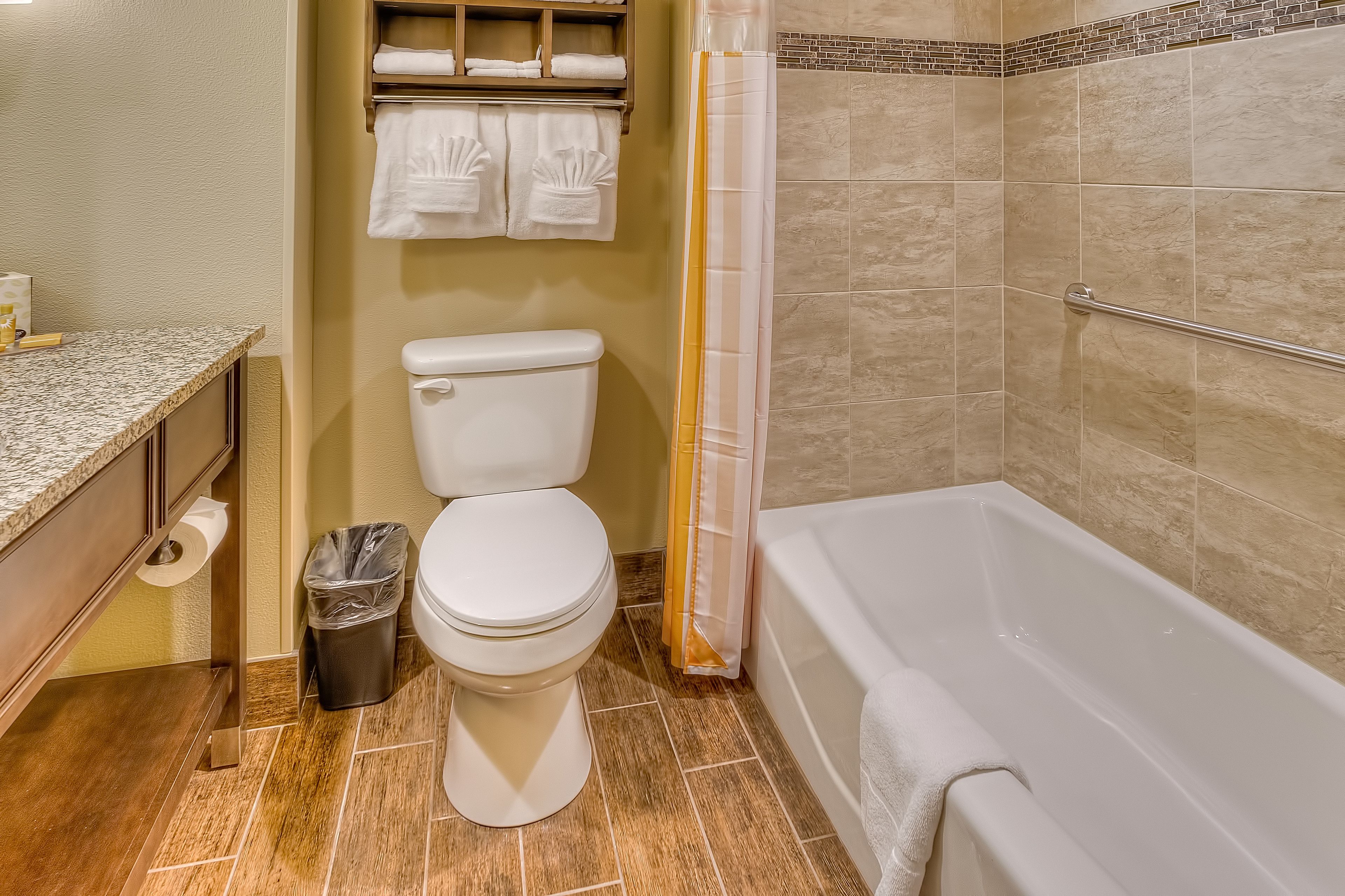 combined shower/bathtub, eco-friendly toiletries, hair dryer, towels