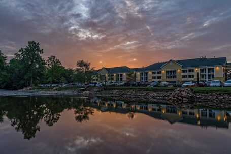 Econo Lodge Pigeon Forge Riverside - Image 31