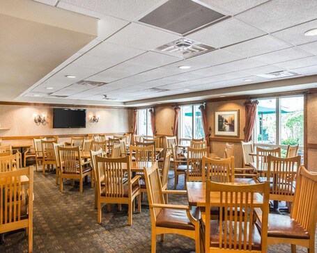 Econo Lodge Pigeon Forge Riverside - Image 38