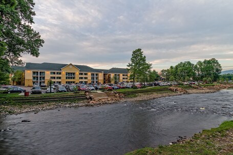 Econo Lodge Pigeon Forge Riverside - Image 33