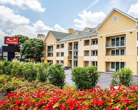 Econo Lodge Pigeon Forge Riverside - Image 32