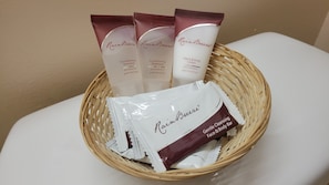 Regadera, secadora de cabello, toallas