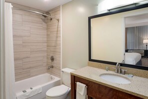 Combined shower/bathtub, rainfall showerhead, free toiletries - Best Western Inn (Goshen)