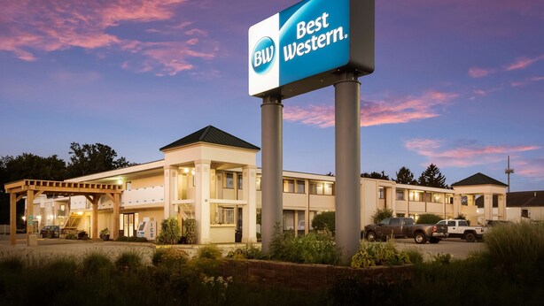 A Best Western hotel with a prominent sign, a covered outdoor area, and a parking lot.