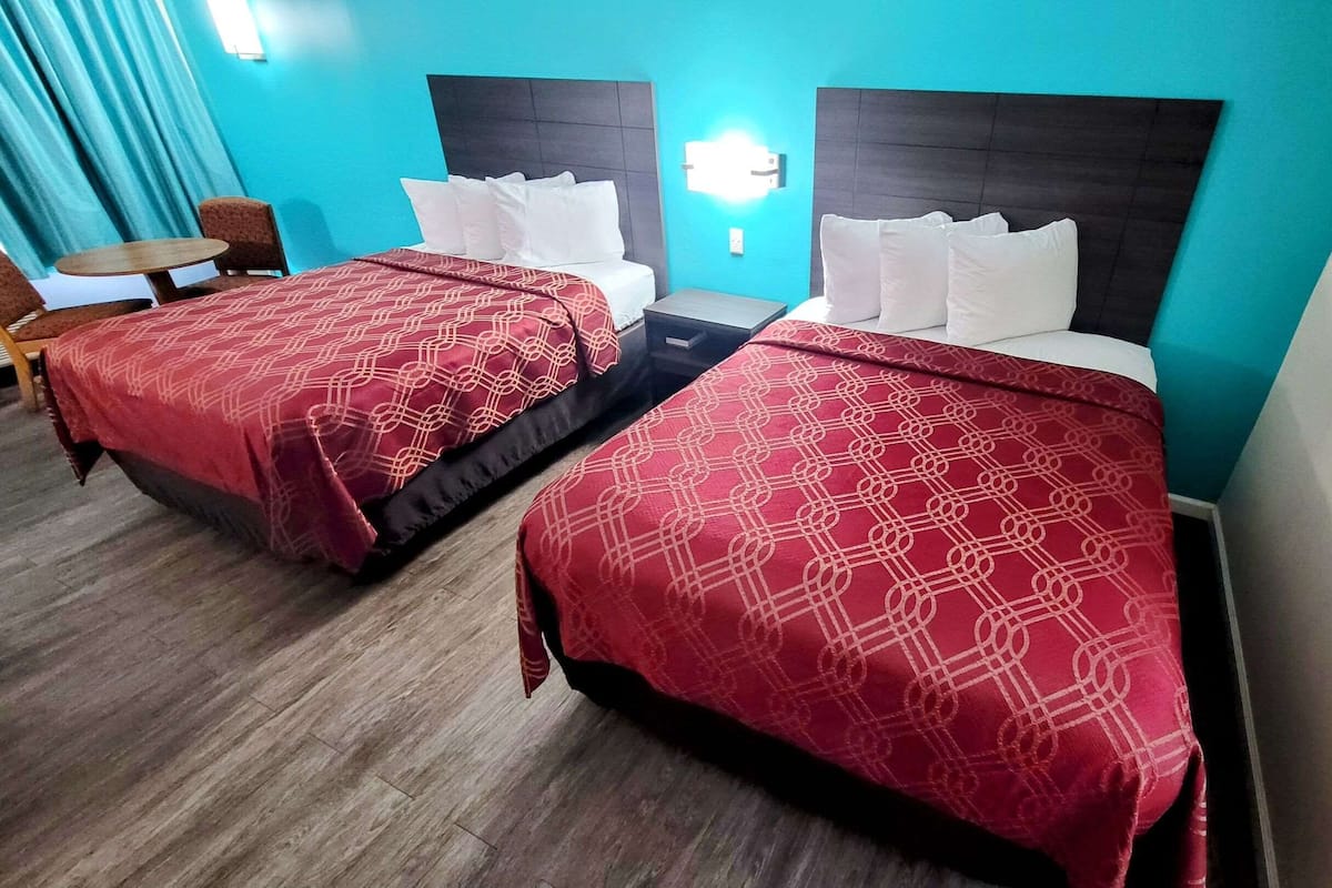 Escritorio, cortinas blackout y tabla de planchar con plancha