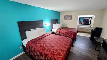 Schreibtisch, Verdunkelungsvorhänge, Bügeleisen/Bügelbrett