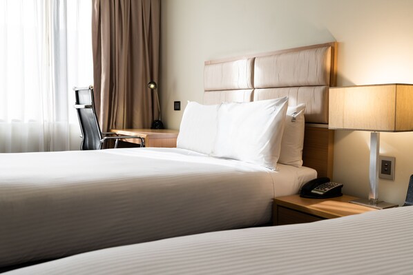 Standaard kamer, 2 tweepersoonsbedden | Luxe beddengoed, pillowtop-bedden, een kluis op de kamer, een bureau