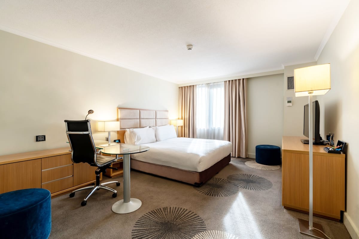 Premium Room, 1 King Bed | Premium bedding, pillow-top beds, in-room safe, desk