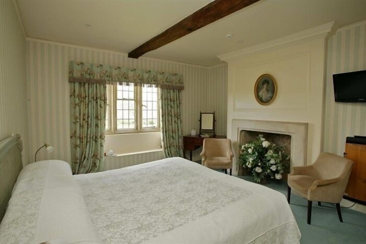In-room safe, WiFi (free), alarm clocks, bed sheets
