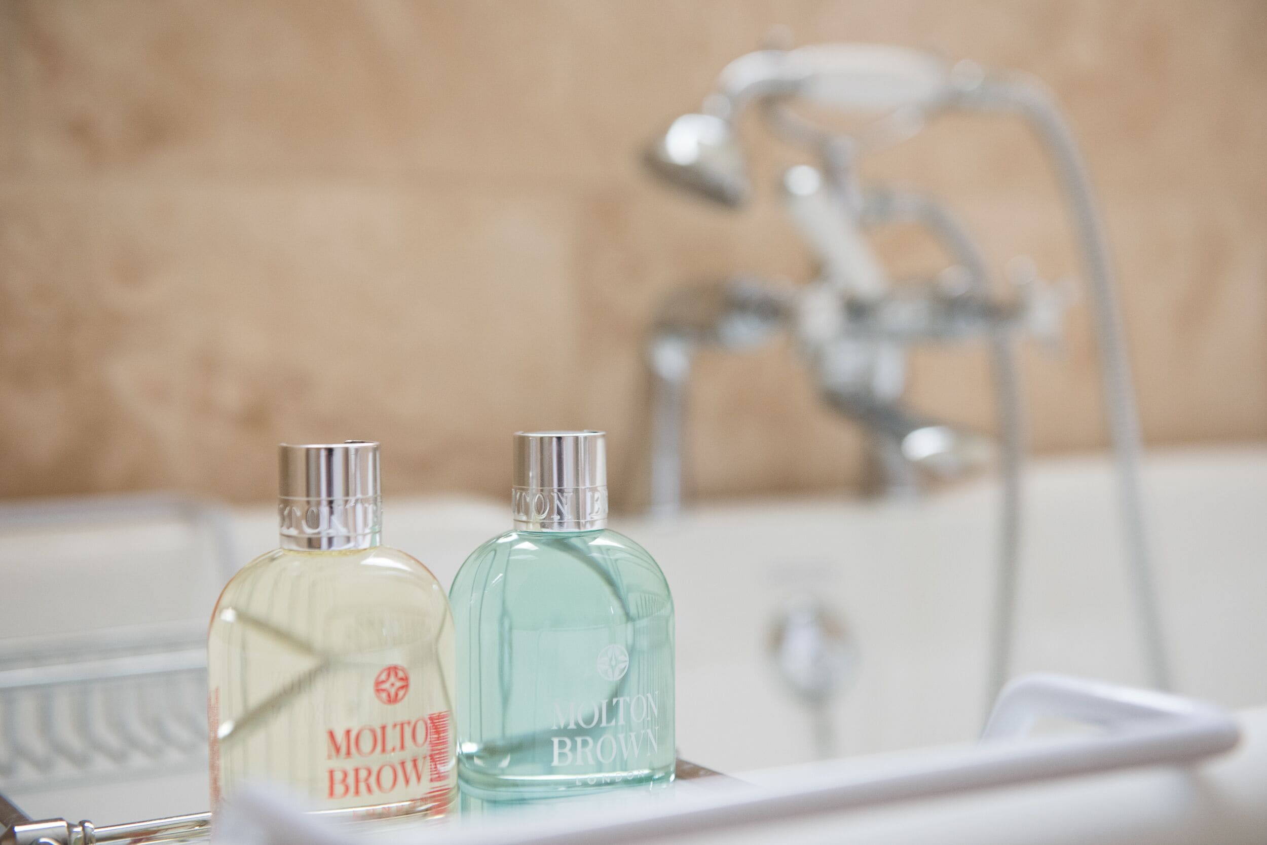 Habitación superior con 1 cama matrimonial o 2 individuales | Baño | Secadora de cabello, batas, toallas 