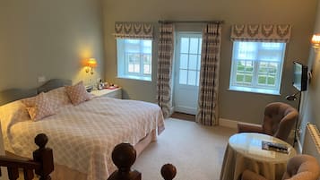 Quarto casal ou duplo superior | Cofres nos quartos, Wi-Fi de cortesia, roupa de cama, despertadores