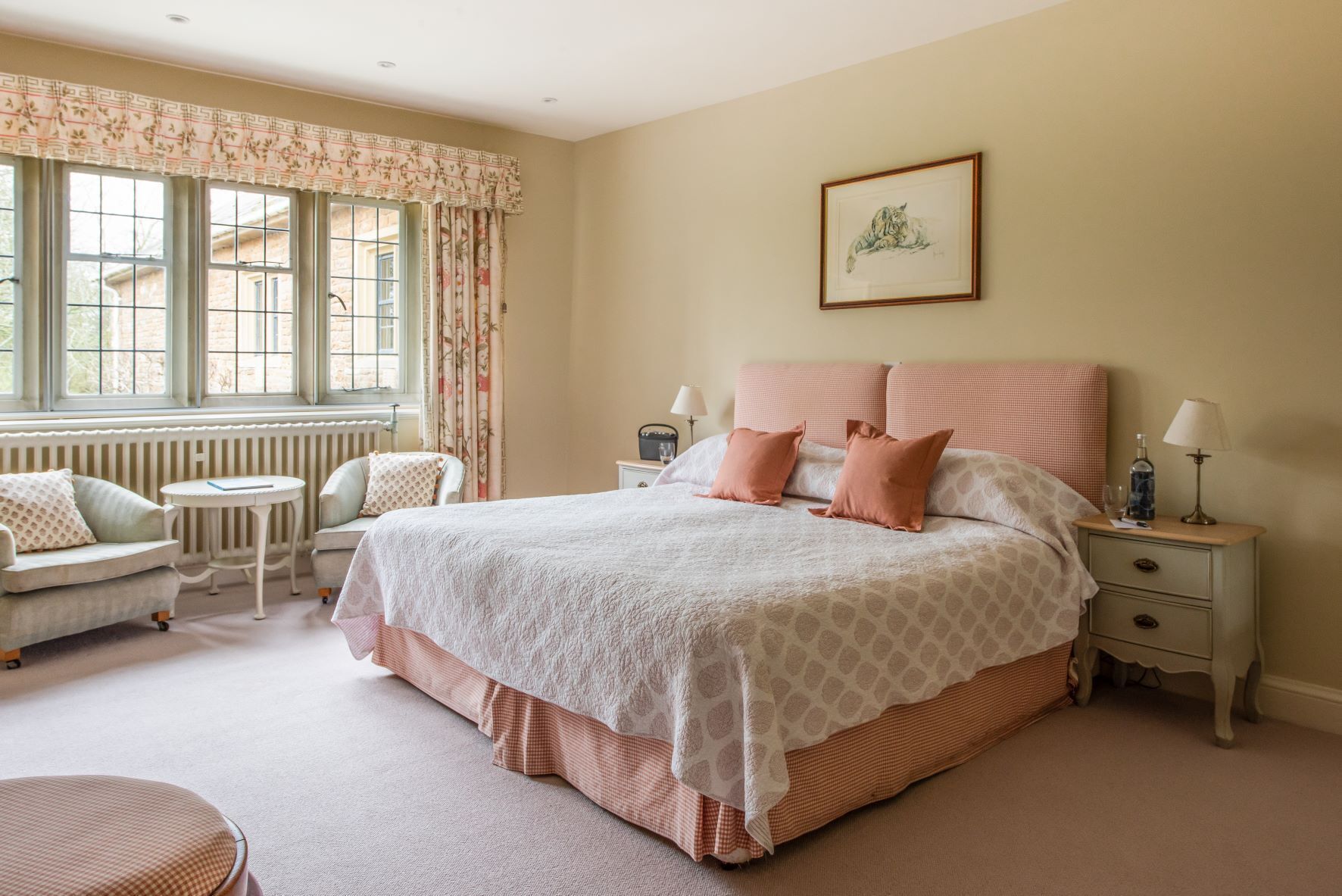 高級雙人或雙床房 | 房內夾萬、免費 Wi-Fi、床單、鬧鐘