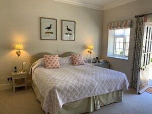 Superior Double or Twin Room | In-room safe, free WiFi, bed sheets, alarm clocks - Plumber Manor (Sturminster Newton)