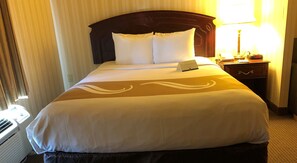 Business Suite, 1 Queen Bed with Sofa bed, Non Smoking | Desk, iron/ironing board, free WiFi, bed sheets