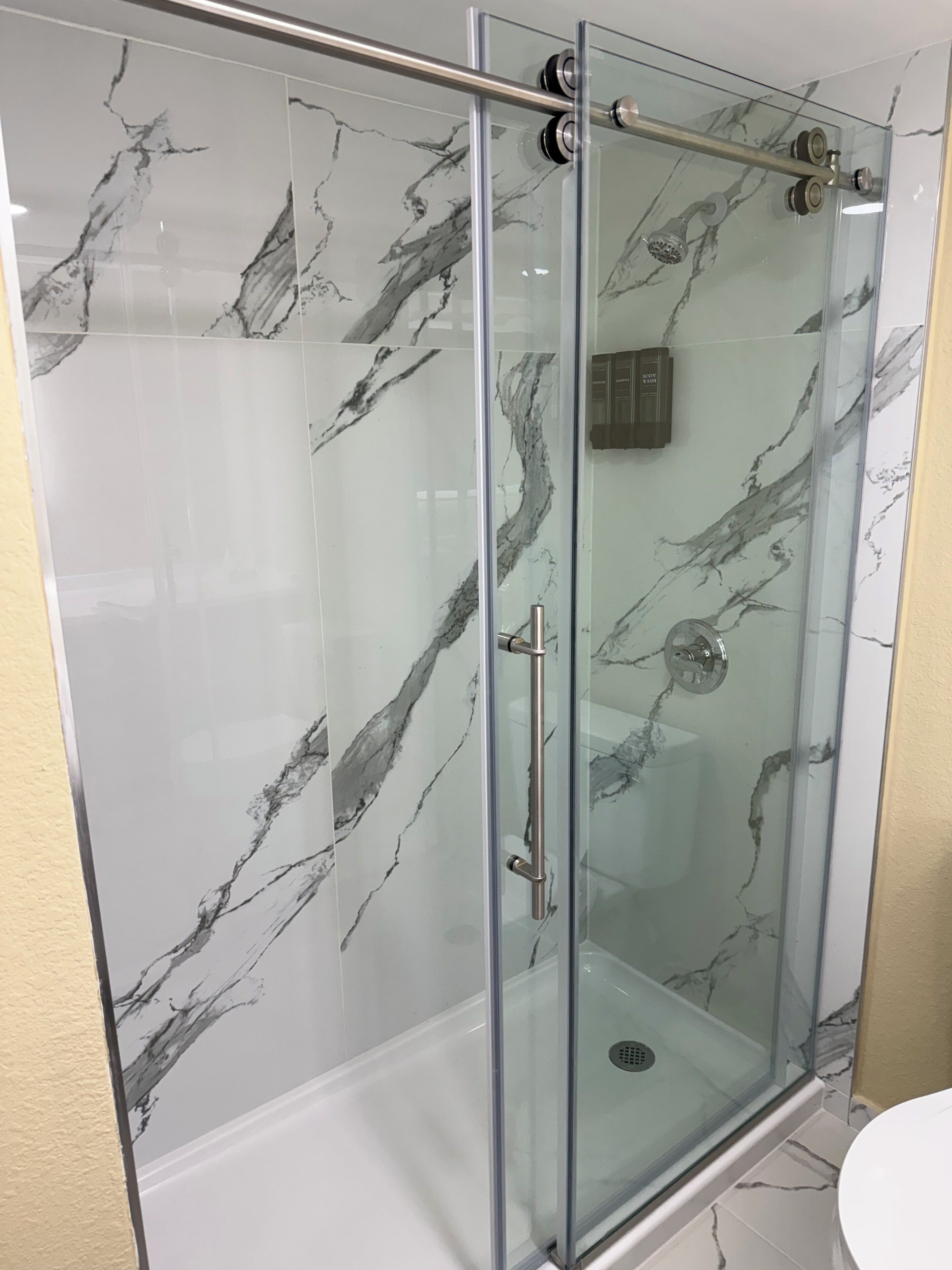 Combined shower/tub, free toiletries, hair dryer, towels