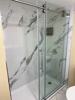 Bañera con ducha, artículos de tocador gratuitos, secador de pelo