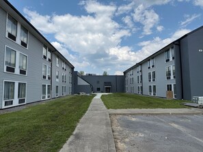Exterior - Holiday Lodge Hotel & Conference Center (Oak Hill)