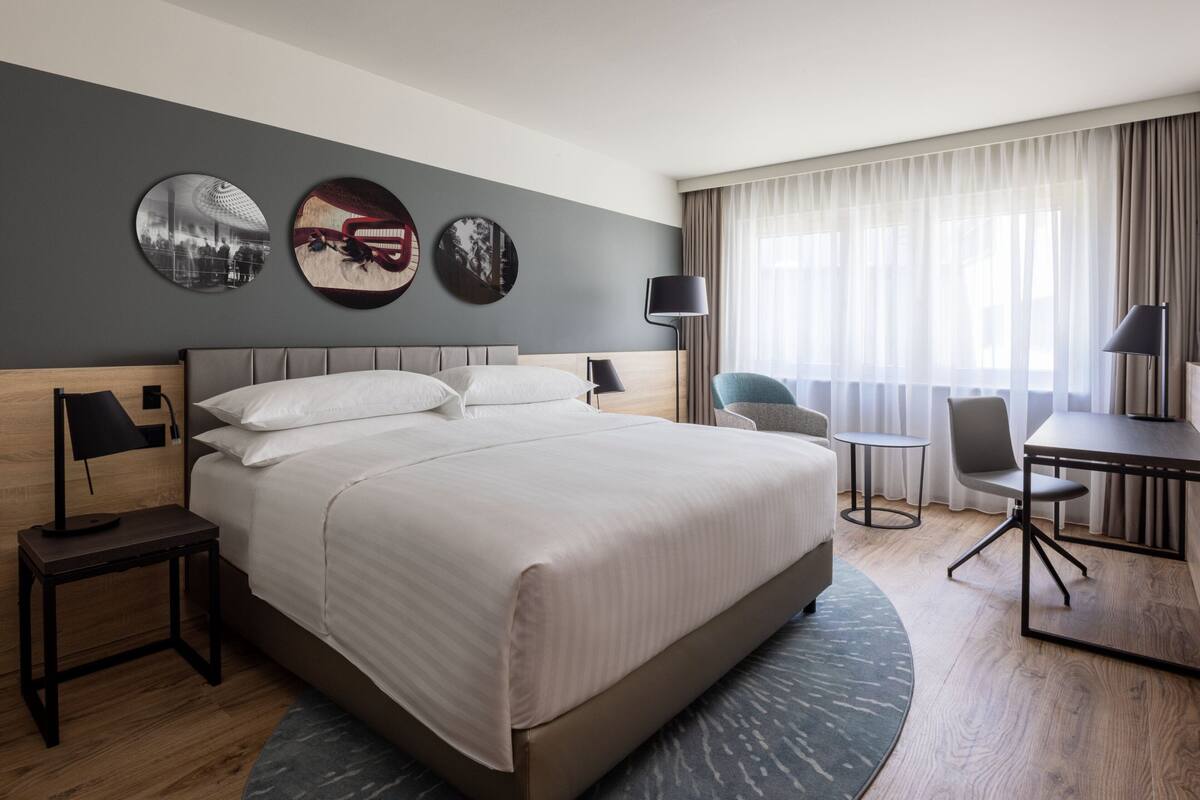 Deluxe Room, 1 King Bed | Premium bedding, minibar, in-room safe, desk