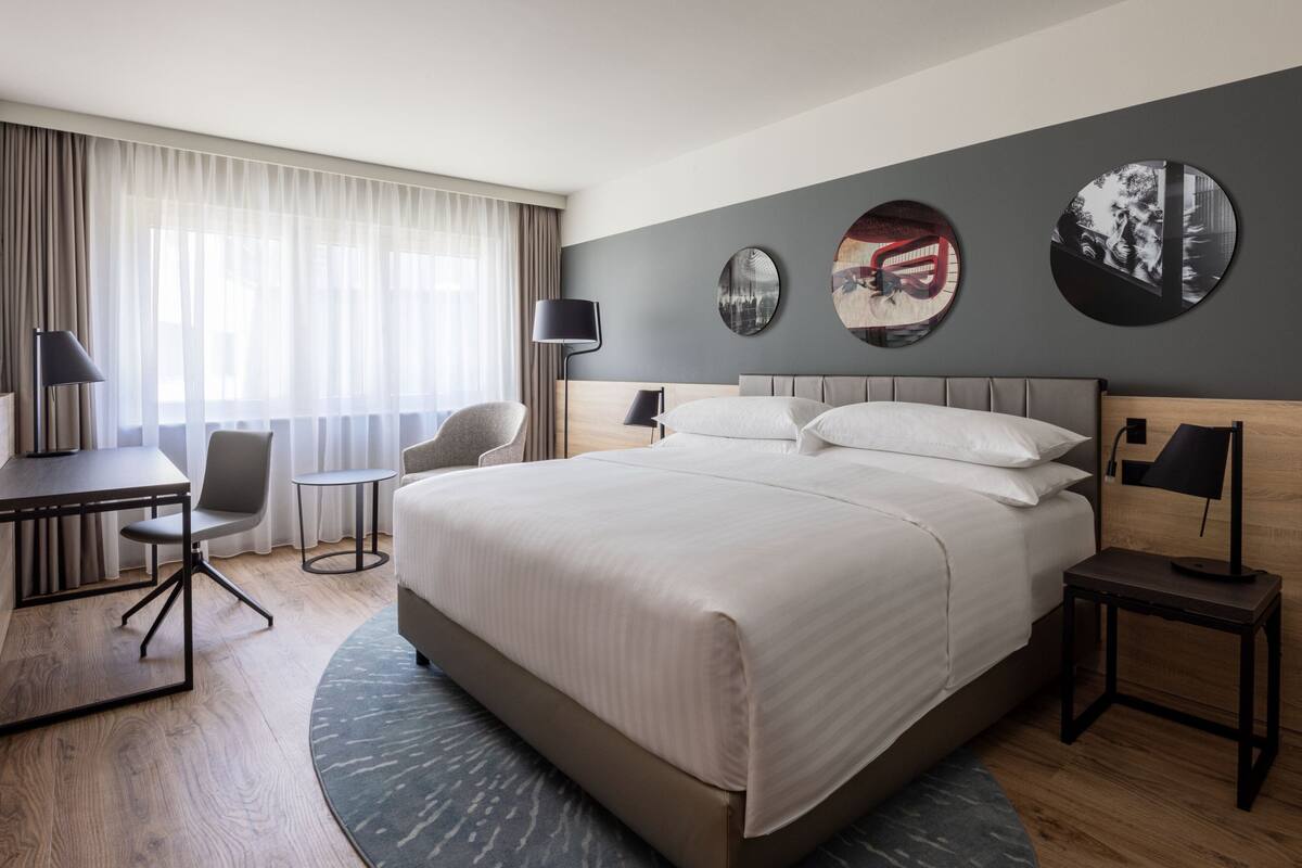 Superior Room, 1 King Bed | Premium bedding, minibar, in-room safe, desk